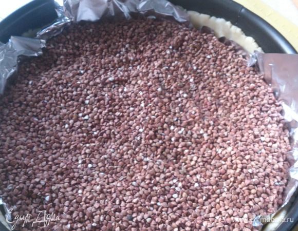 Закрыть фольгой,  положить на нее груз и выпекать 15 минут при 200С