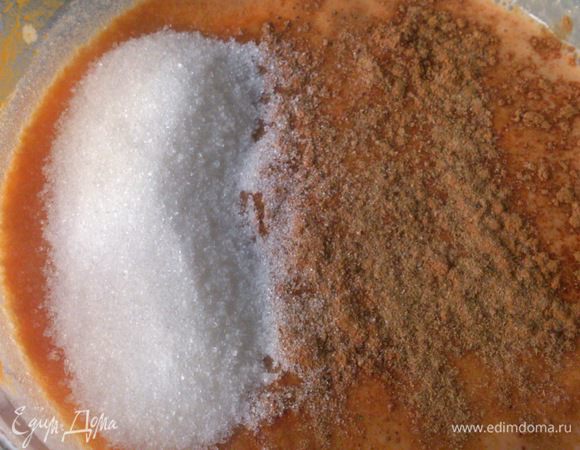 В теплый соус добавить тыквенное пюре, сахар, специи и коньяк. Хорошо перемешать