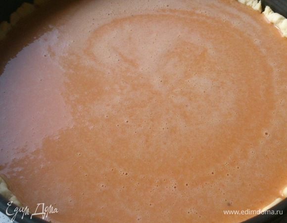 В основу из теста вылить начинку и выпекать при 180С 35 минут. Остудить в форме на решетке