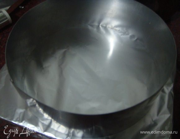 Подготовить кольцо/форму для утрамбовки торта.