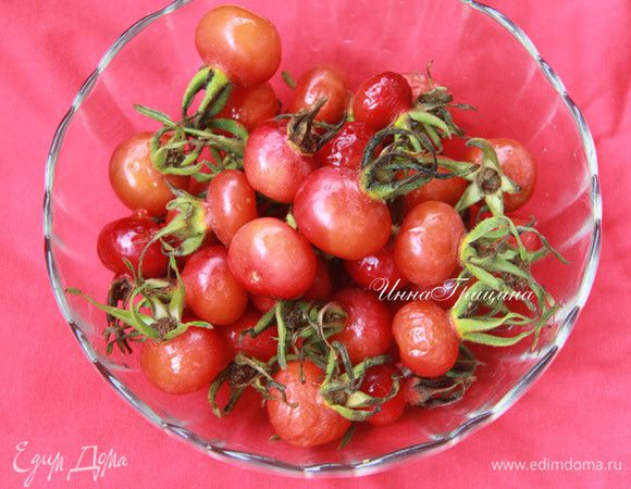 Начнём с шиповника. Шиповник нужен мясистый, свежий. Моем плоды.