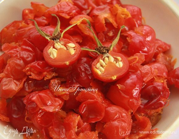 Плоды разрезаем пополам, вычищаем семена, удаляем хвостик и чашелистик.