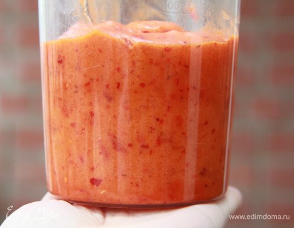 Взвешиваем подготовленный шиповник, добавляем равное количество сахара, пюрируем в блендере.