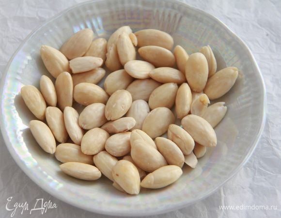 Теперь займёмся бланманже. Миндаль заливаем кипятком, даём воде остыть, очищаем орехи от кожуры. Дать орехам время подсохнуть.