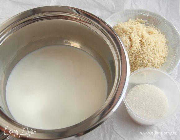 Соединить молоко, сахар и молотый миндаль. Довести массу до кипения.