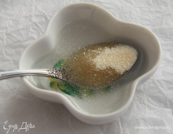 Желатин замочить в воде на 10 минут.