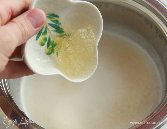 Добавить разбухший желатин к горячему молоку. Тщательно размешать.