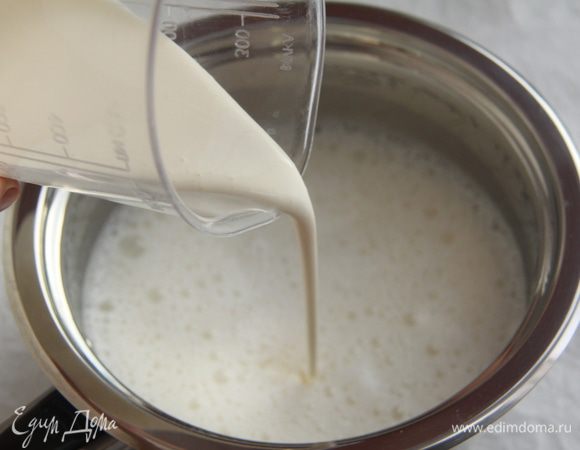 Добавить к этой массе сливки, перемешать.