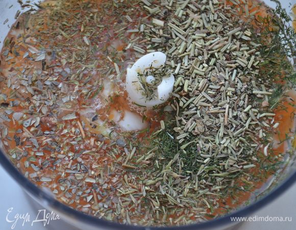 В блендере смешать морковь, лук, воду, прованские травы и соль. Все измельчить в пюре.
