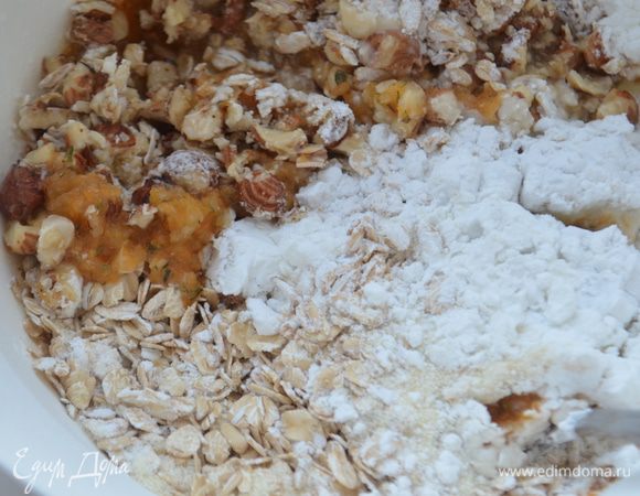 Добавить соду, крахмал, измельченный в блендере орехи, манку и геркулес.
