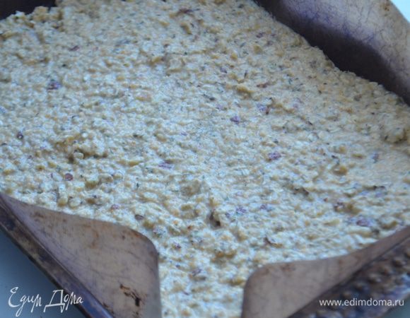 Противень застелить ковриком для выпечки, выложить на него массу толщиной 1-3 мм.
