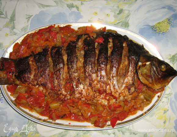 Помидоры нарезать продолговатыми, не крупными дольками
Перец нарезать соломкой, лук нарезать полу,полу кольцами.
Ингредиенты перемешать, посолить, заправить ароматным подсолнечным маслом и дать постоять (минут 15-20) до появления сока. 
