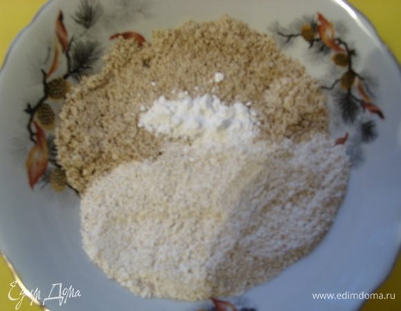 Муку смешать с миндальной и с разрыхлителем.