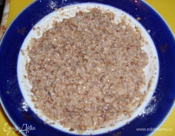 Сварить из гречки кашу.В гречневую кашу влить масло,вбить яйцо и перемешать.Соединить массу с мукой,добавить мёд,соль,ванилин.Замесить тесто.