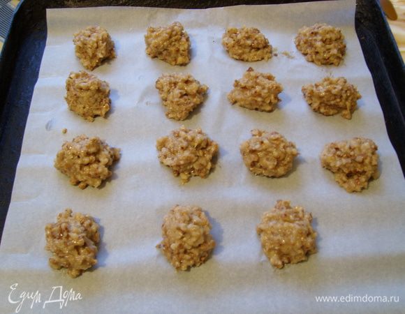 Духовку разогреть,противень застелить бумагой для выпечки и выкладывать на неё тесто чайной ложкой.