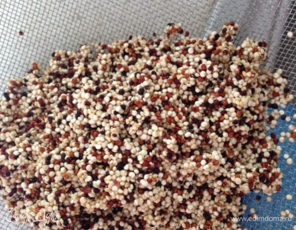 Промойте киноа в холодной воде.