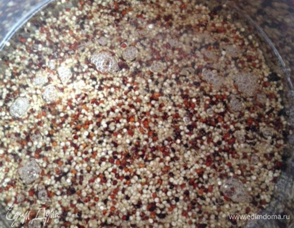 В кастрюлю налейте стакан холодной воды, доведите до кипения, засыпьте киноа и варите на среднем огне минут 10-15.