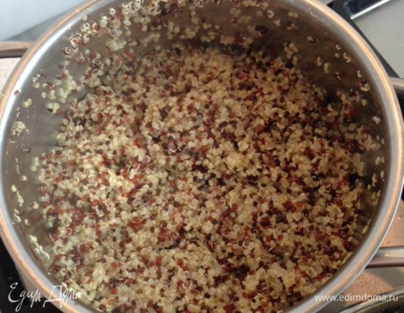 Варить киноа необходимо до того момента, когда у крупы "раскрутятся спиральки" - в конце посолить по вкусу.