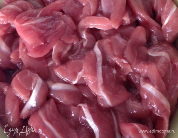 Утку промыть, просушить и нарезать небольшими ломтиками 7 см длиной.