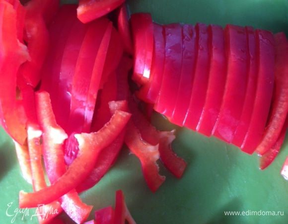 Сладкий перец нарезать тонкими брусочками.