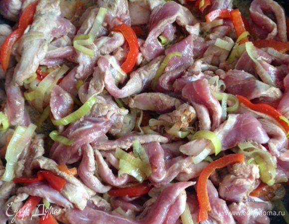 Добавить утку - тушить все вместе минут 10.