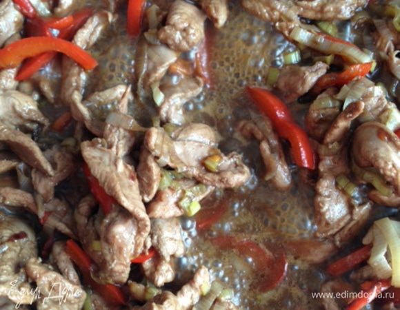 Добавить гранатовый соус и тушить еще все вместе минут 5-7.