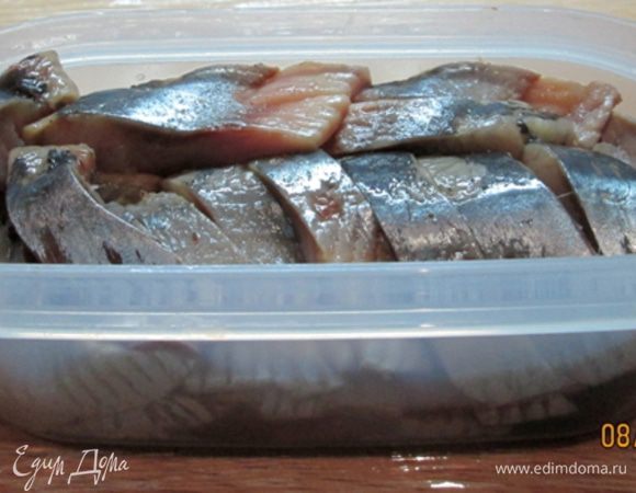 Сельдь очистить от кожи и костей, порезать. Поместить в контейнер.