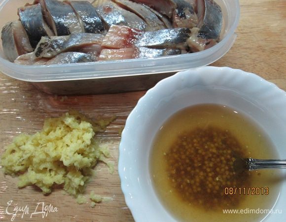 Сделать заливку: сахар растворить в воде, добавить горчицу, растительное масло. Имбирь очистить от кожицы и натереть на мелкой терке, добавить в заливку. Перемешать. 