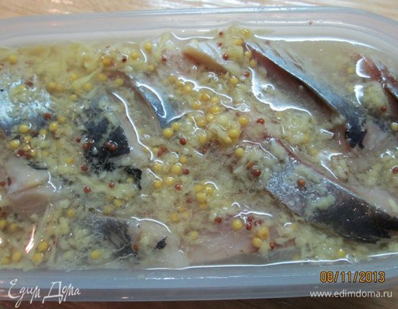 Залить сельдь маринадом.
Дать пропитаться ночь.
