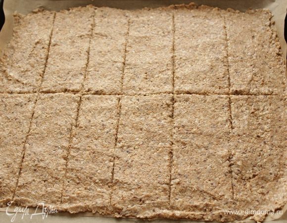 Бумагу для выпечки смазать маслом,размазать тесто ровным слоем около 5мм.Продавить лопаткой линии в тесте.