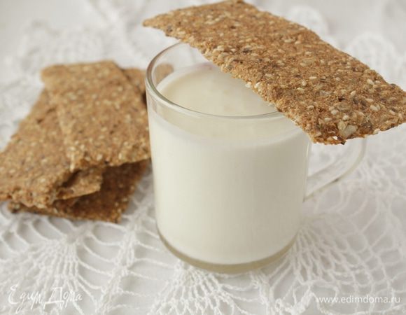 Печь 35-40 минут при 200 С. Главное - вовремя вынуть из духовки, чтобы хлебцы не пережарились.Достать готовые хлебцы, дать чуть остыть. Разделить на сегменты.