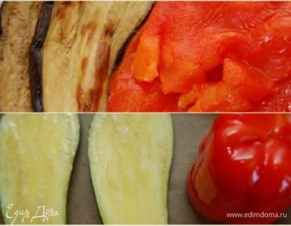 Баклажан нарезать либо кружками, либо как у меня – полосками. Баклажан и перец смазать оливковым маслом и запечь в разогретой до 210 С духовке до готовности. Естественно, баклажан приготовится первым. Перец, после того, как достанете из духовки поместите ненадолго в целлофановый пакет – это поможет облегчить процесс снятия тонкой  шкурки. Извлеките семена.