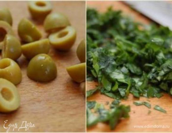 Базилик измельчите как можно мельче, чеснок разотрите в кашицу, сыр с плесенью  раскрошите, оливки – пополам.  