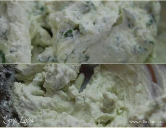 Соединить  протертый творог и рикотту.  Разделите полученную массу на три части. В одну добавьте сыр с плесенью и немного оливкового масла, во вторую – чеснок + несколько капель ом, в третью – базилик + ом. Тщательно размешайте.