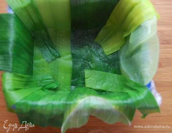 Форму для террина выстелить изнутри пищевой пленкой так, чтобы она свисала за  края формы. Выложить листы порея так, чтобы они полностью закрывали  дно и стенки формы. Размеры формы: 6х10х13,5см.