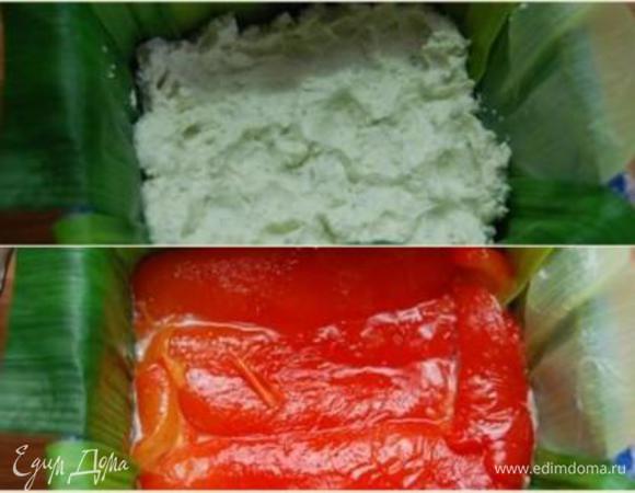 Первым выкладываем творог + сыр с плесенью, поверх – перец.