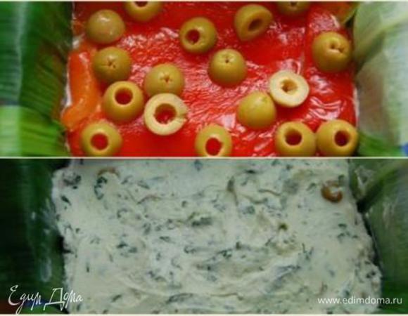 Далее выкладываем оливки. Сверху распределить творог с базиликом.