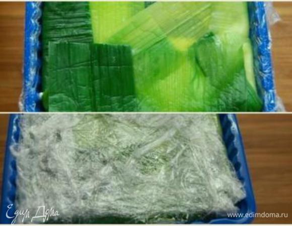 Оставшимися листами лука порея закрываем террин, заворачиваем пищевую пленку и отправляем в холодильник хотя бы на несколько часов.