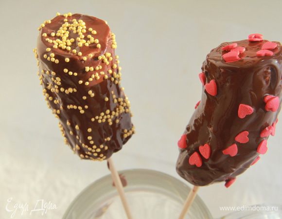 затем присыпать кокосовой стружкой или кондитерской посыпкой.