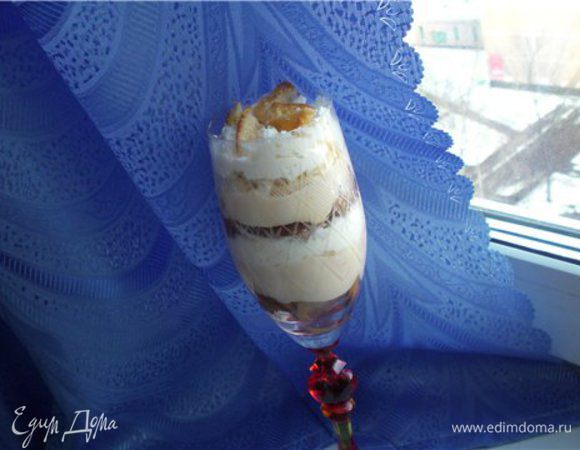 Доводим до кипения 200 мл молока, оставшиеся 50 мл смешиваем с крахмалом, ванильным сахаром и яичными желтками, перемешиваем, выливаем всё в горячее молоко и варим, помешивая до загустения.