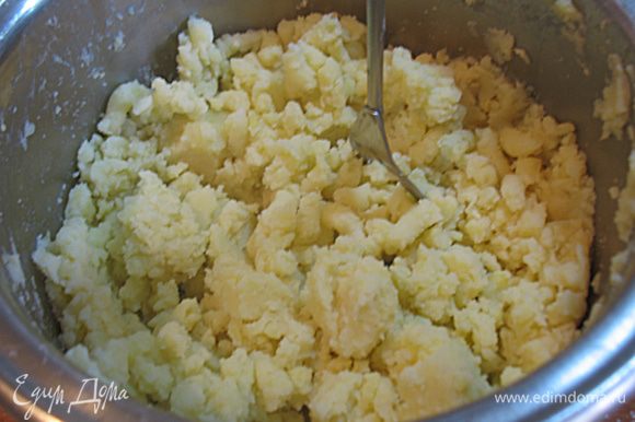 Картофель очистить, помыть и нарезать кусочками. Положить в кастрюлю с горячей водой и сварить до готовности. Посолить за 15 минут до окончания варки. Если добавить в воду немного растительного масла, картофель сварится быстрее. Готовый картофель помять картофелемялкой, без масла и молока. Немного охладить картофельное пюре.