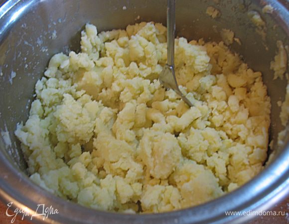 Картофель очистить, помыть и нарезать кусочками. Положить в кастрюлю с горячей водой и сварить до готовности. Посолить  за 15 минут до окончания варки. Если добавить в воду немного растительного масла, картофель сварится быстрее.  
Готовый картофель помять  картофелемялкой, без масла и молока. Немного охладить картофельное пюре. 
