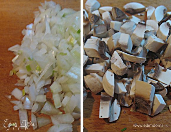 Лук, морковь и грибы почистить и помыть. Лук и грибы мелко измельчить,