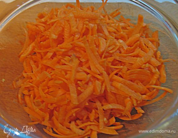 Морковь натереть на средней терке.