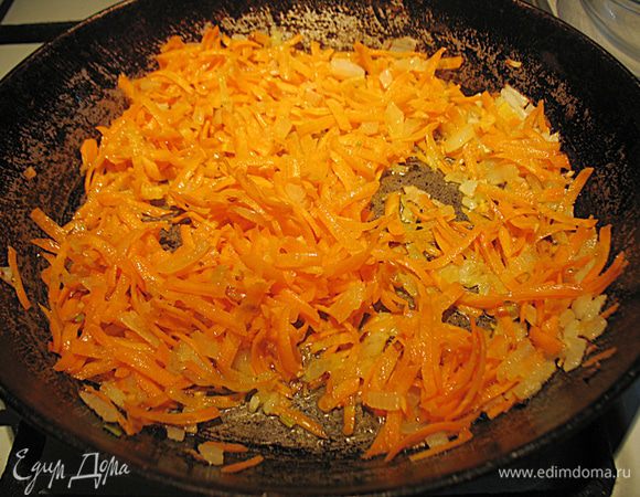 Обжарить лук до полупрозрачности. К обжаренному луку добавить морковку, перемешать и обжаривать на небольшом огне до мягкости морковки. Лук с морковкой переложить со сковороды в холодную миску.