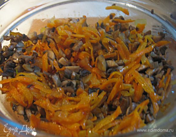 Обжаренные грибы соединить с луком и морковкой, перемешать, если понадобится посолить и поперчить. 