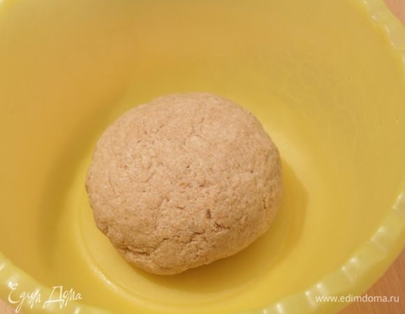 Размешайте дрожжи в воде,влейте в миску с мукой,замесите опару. Затяните миску пленкой и оставьте опару для брожения на 3-4 часа