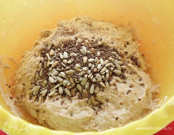 Прокалите семечки,растворите соль в сыворотке.Смешайте дрожжи с мукой.Влейте жидкость в миску с мукой,выложите опару. Вымесите тяжелое,липкое тесто.Добавьте семечки  и вымесите еще.