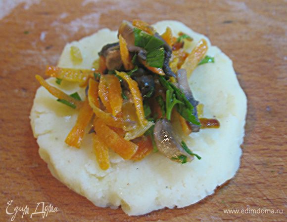 Из картофеля сформировать лепешку толщиной 0,5 -1 см в середину кладем начинку.