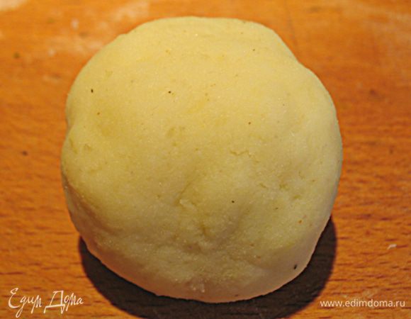 Закрываем второй такой же лепешкой и формируем шарик. 